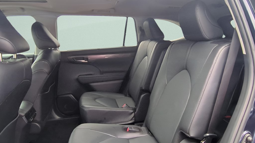 Used 2024 Toyota Highlander Limited FWD image 11