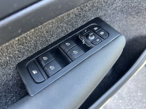 Used 2025 Volvo XC40 B5 Core image 15