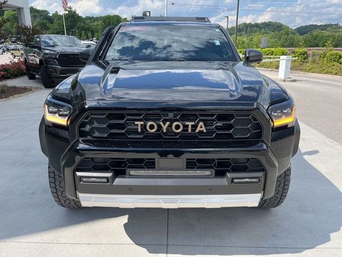 Used 2025 Toyota 4Runner Trailhunter AWD/4WD image 31