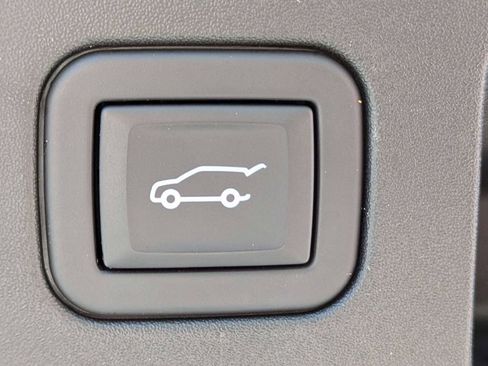 Certified 2023 Cadillac XT4 Luxury w/ Cold Weather Package FWD image 15