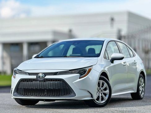 Used 2022 Toyota Corolla LE FWD image 2
