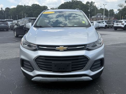 Used 2017 Chevrolet Trax LT w/ LT Convenience Package FWD image 3