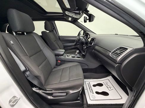 Used 2020 Jeep Grand Cherokee Laredo image 9