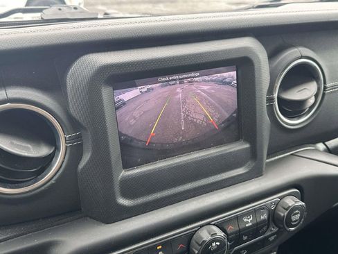 Used 2018 Jeep Wrangler Unlimited Sahara w/ Cold Weather Group image 29