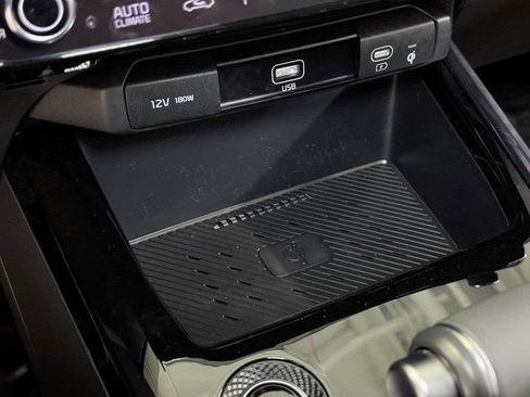 Used 2023 Kia Niro EX image 27