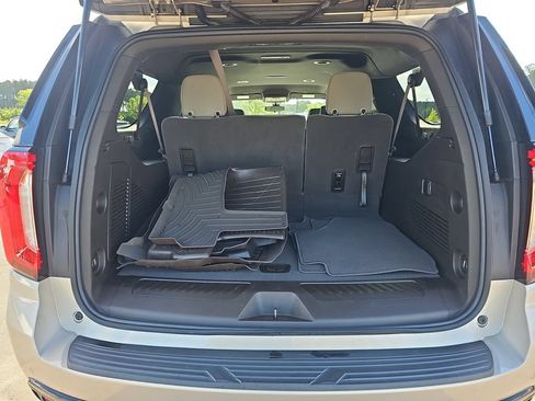 Used 2022 GMC Yukon XL SLE w/ Gmc Pro Safety Plus Package RWD image 17