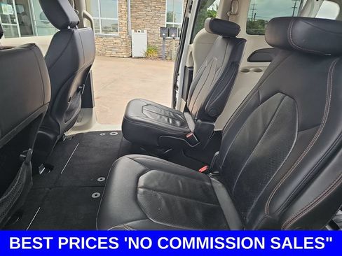 Used 2018 Chrysler Pacifica Touring-L FWD image 15