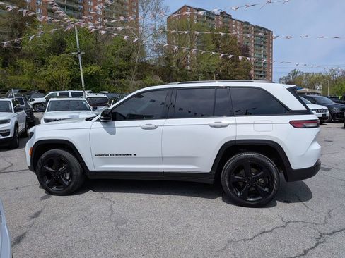 Used 2023 Jeep Grand Cherokee Limited w/ Luxury Tech Group II AWD/4WD image 11
