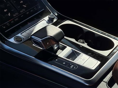 Used 2022 Audi Q8 Prestige image 16