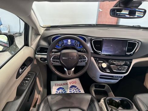 Used 2024 Chrysler Pacifica Touring-L image 40
