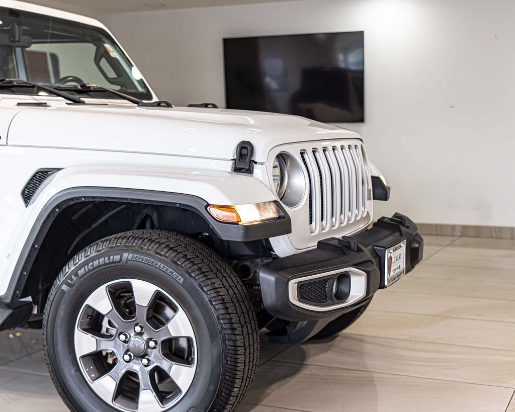 Used 2018 Jeep Wrangler Unlimited Sahara w/ Dual Top Group AWD/4WD image 3