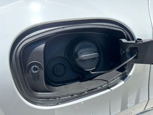 Used 2025 Porsche Cayenne image 37