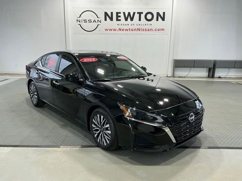 Used 2023 Nissan Altima 2.5 SV image 1