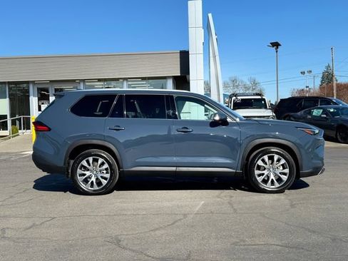 Used 2024 Toyota Grand Highlander AWD image 3