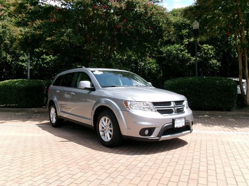 Used 2018 Dodge Journey SXT w/ Safe & Sound Group FWD image 3