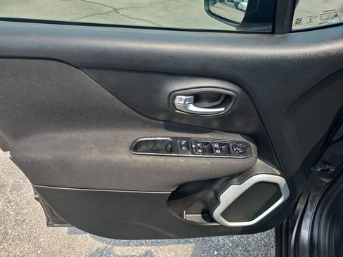 Used 2018 Jeep Renegade Latitude FWD image 17