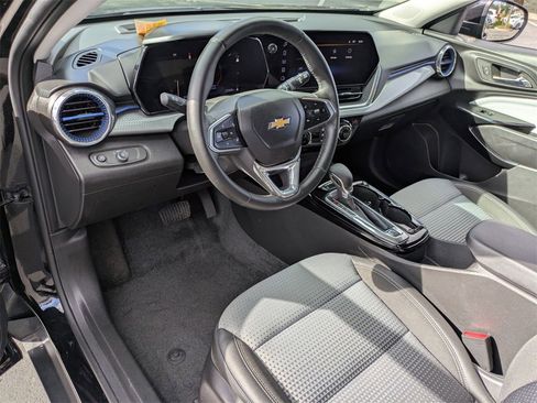 Used 2025 Chevrolet Trax LT w/ LT Convenience Package image 17