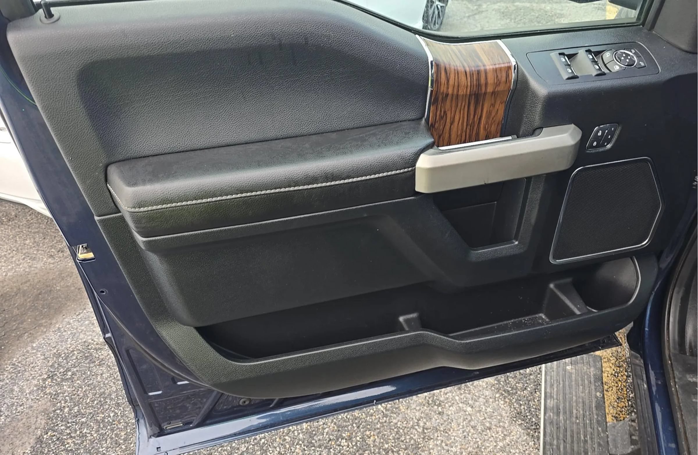 Used 2018 Ford F150 Lariat w/ Equipment Group 502A Luxury AWD/4WD image 14