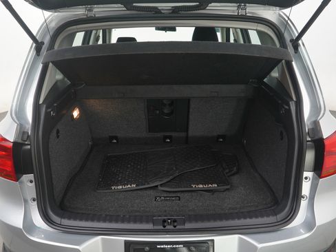 Used 2017 Volkswagen Tiguan S image 9