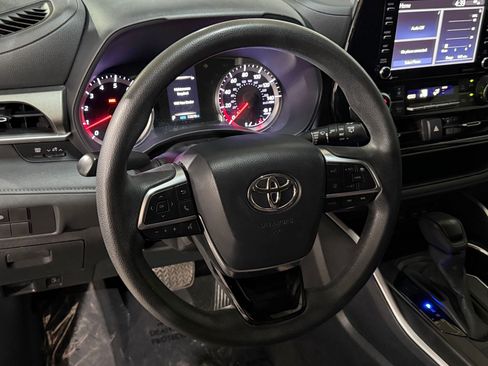Used 2020 Toyota Highlander L FWD image 9