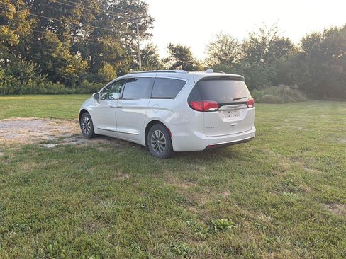 Used 2019 Chrysler Pacifica Touring-L Plus w/ Advanced Safetytec Group FWD image 3