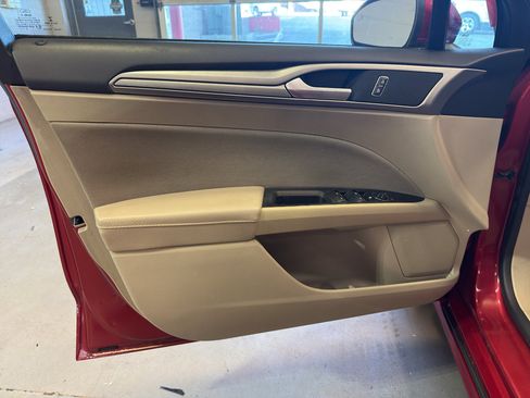 Used 2020 Ford Fusion SE FWD image 13