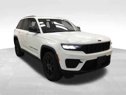 Used 2025 Jeep Grand Cherokee Altitude image 3