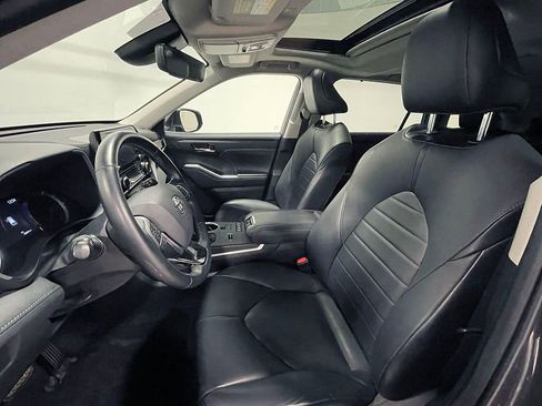 Used 2021 Toyota Highlander XLE image 3