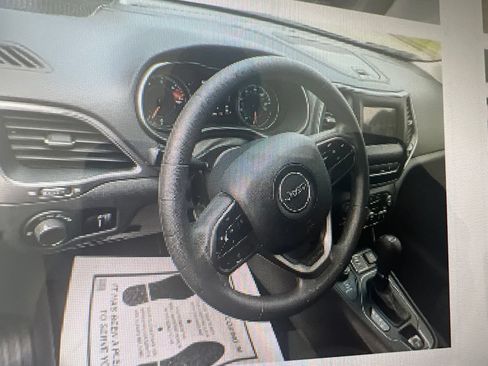 Used 2021 Jeep Cherokee Latitude AWD/4WD image 2