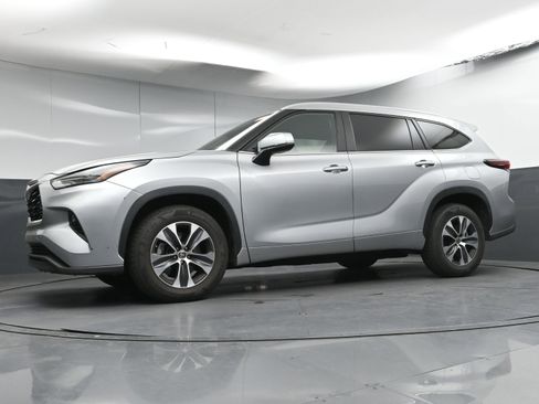 Certified 2024 Toyota Highlander XLE image 24