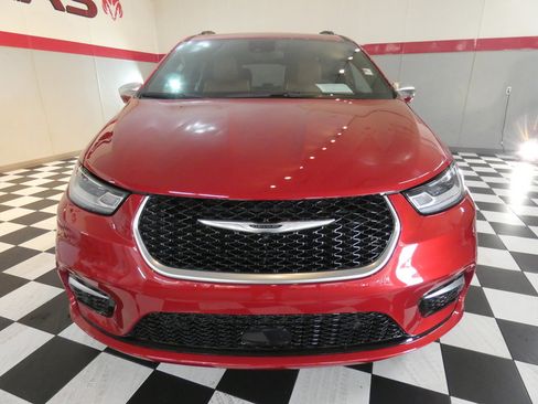 Used 2024 Chrysler Pacifica Pinnacle FWD image 2