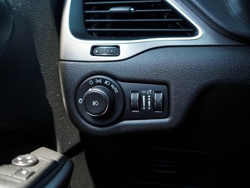 Used 2019 Jeep Cherokee Latitude Plus FWD image 30