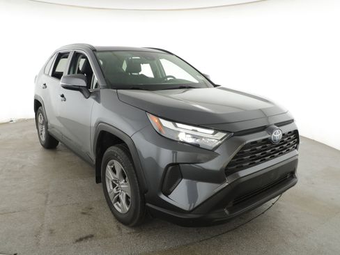 Used 2022 Toyota RAV4 XLE w/ Convenience Package image 3