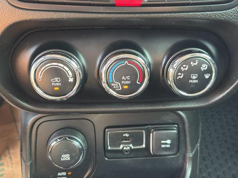 Used 2017 Jeep Renegade Altitude AWD/4WD image 21
