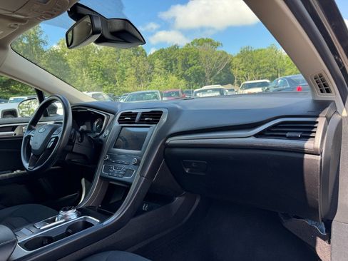 Used 2019 Ford Fusion SE FWD image 19