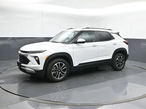 Used 2025 Chevrolet TrailBlazer LT w/ LT Cold Weather Package image 2