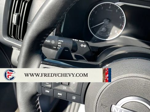 Used 2025 Nissan Pathfinder SL AWD/4WD image 34