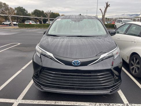 Used 2024 Toyota Sienna LE image 3
