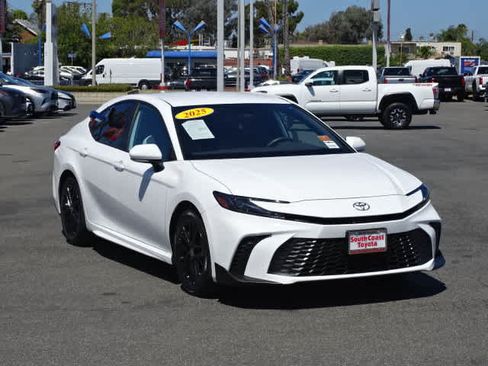 Used 2025 Toyota Camry SE w/ Convenience Package FWD image 2