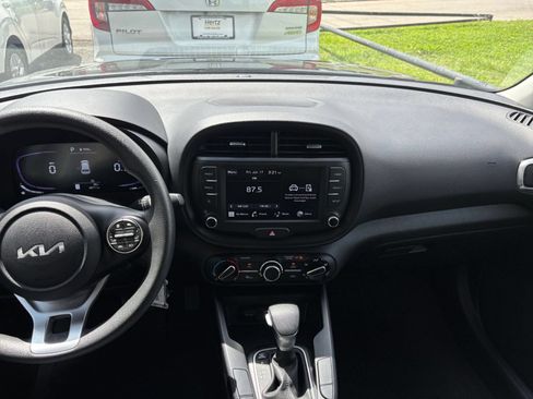 Used 2025 Kia Soul LX w/ LX Technology Package FWD image 16