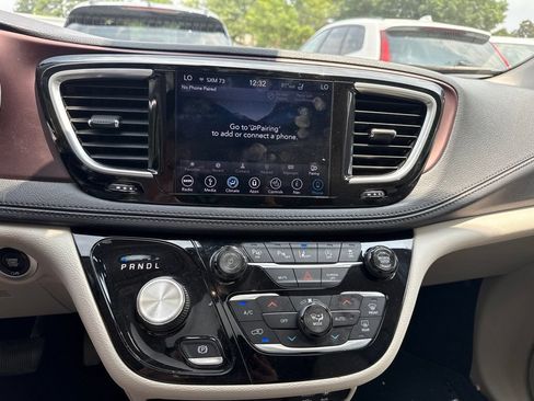 Used 2018 Chrysler Pacifica Limited w/ Advanced Safetytec Group FWD image 9