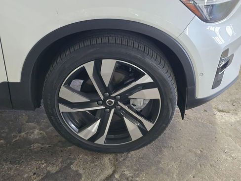 Certified 2024 Volvo XC40 B5 Plus w/ Protection Package Premier image 9