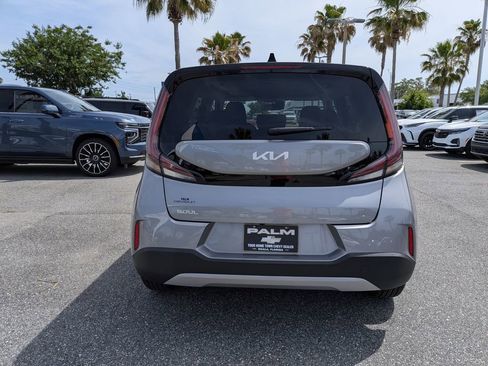 Used 2023 Kia Soul LX w/ LX Technology Package FWD image 4