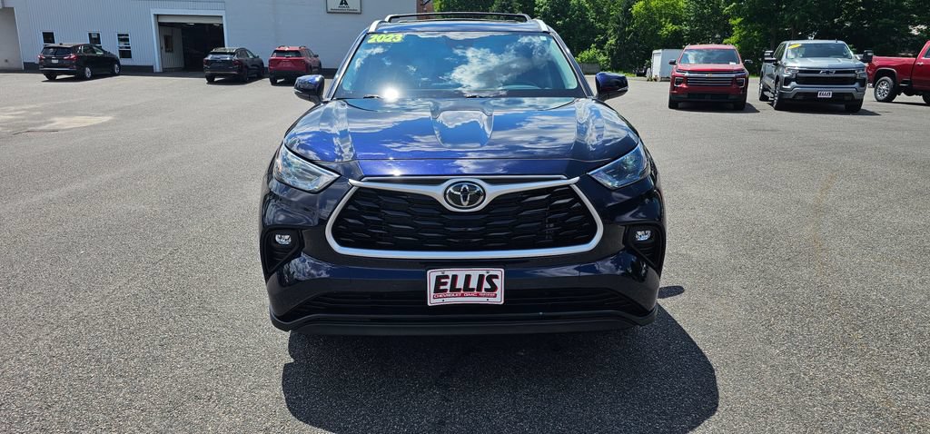 Used 2023 Toyota Highlander XLE AWD/4WD image 2