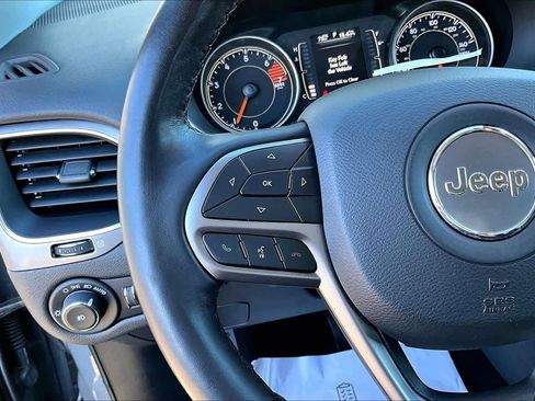 Used 2021 Jeep Cherokee Latitude Plus image 22