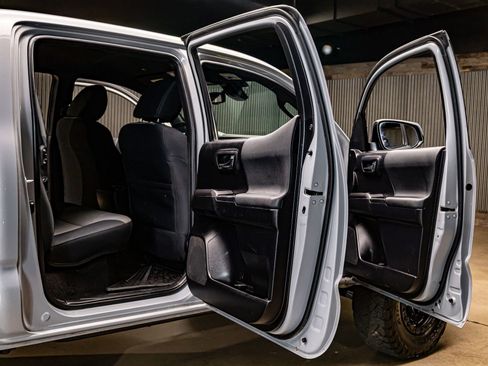 Used 2021 Toyota Tacoma TRD Sport w/ Technology Package image 30