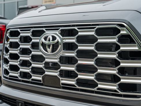 Used 2025 Toyota Sequoia Capstone AWD/4WD image 12