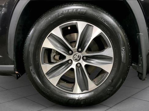 Used 2022 Toyota Highlander XLE image 12