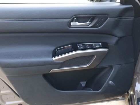 Used 2025 Nissan Pathfinder Platinum FWD image 22