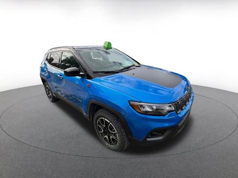 Used 2025 Jeep Compass Trailhawk image 2